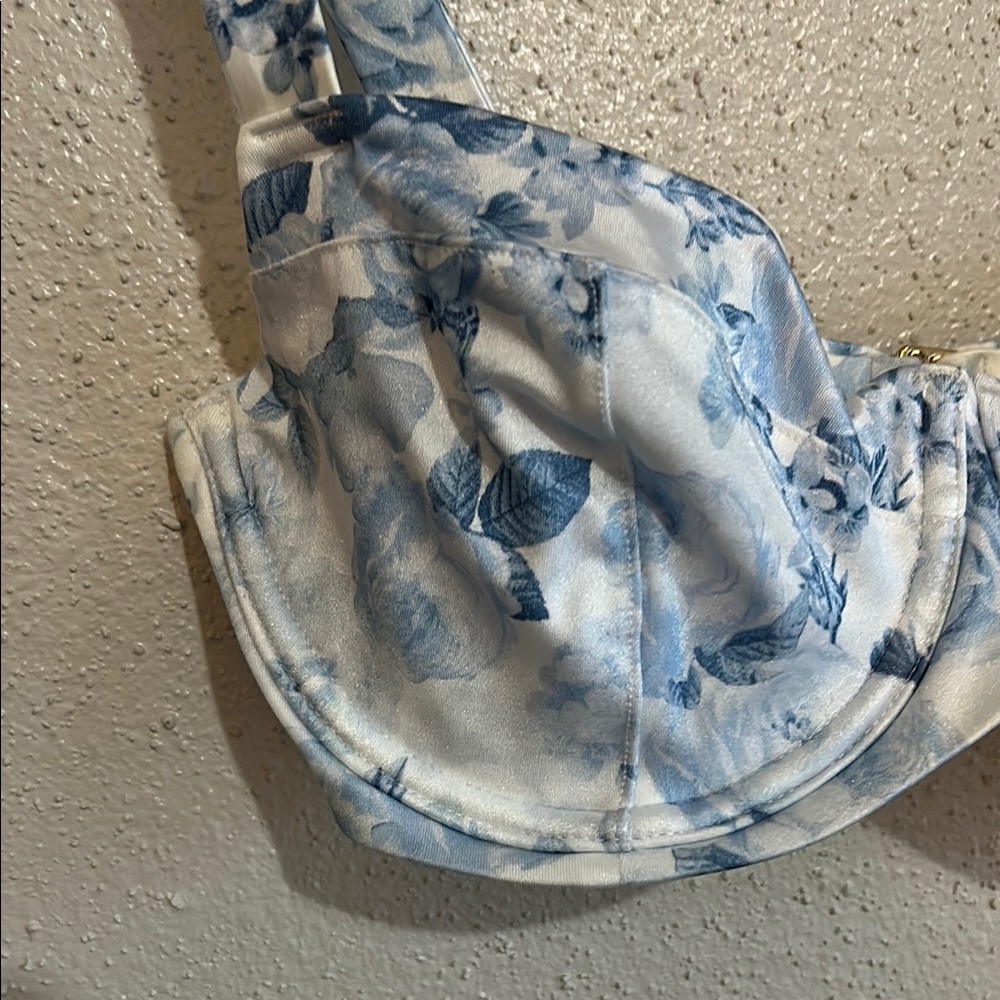 Victoria Secret Swimming Top Floral Blue and White 32DDD - Picture 2 of 11
